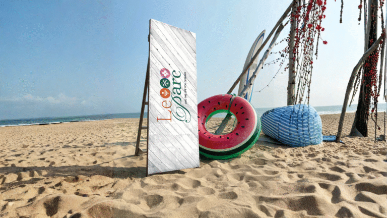 شاطئ رملى مع بانر طولي مكتوب عليه شهار لو بارك ليوضح وجود ميزة شاطئ خاص بالقرية